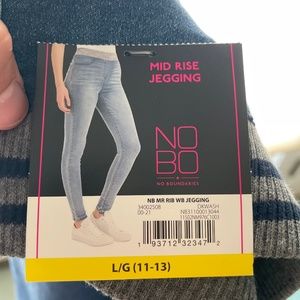 New No Boundries Denim Mid Rise Jeggings.